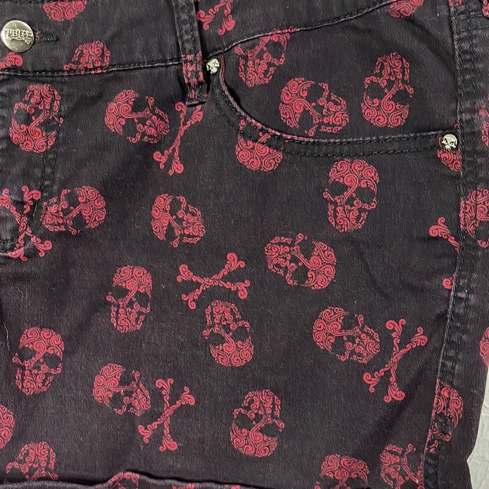Tripp black vintage size 18 shorts with red skulls and crossbones - Picture 4 of 5